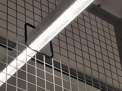 Detailansicht einer Lampendurchführung in einen Sicherheitskäfig